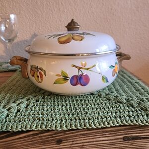 Tabletops Unlimited White Cookware with Gold Handles‎